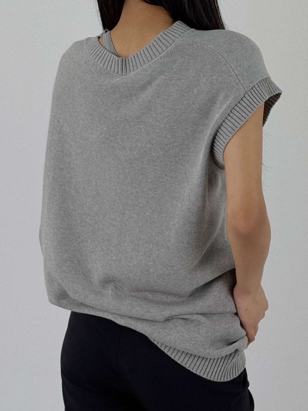 HED MAYNER - Gilet V Neck - SS25 - Medium grey